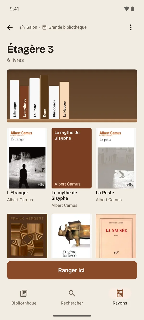 Une étagère dans Aldus : ses livres dessinés en tranches, et le bouton « Ranger ici ».