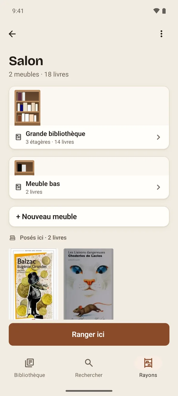 Une pièce dans Aldus : ses meubles et les livres posés ici.